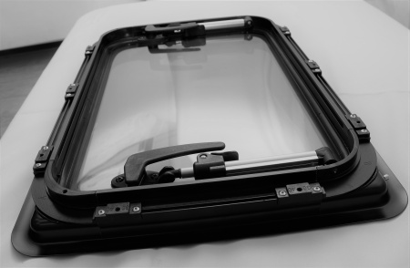 Окно откидное Mobile Comfort W5035P 500x350 мм, штора плиссированная, антимоскитка